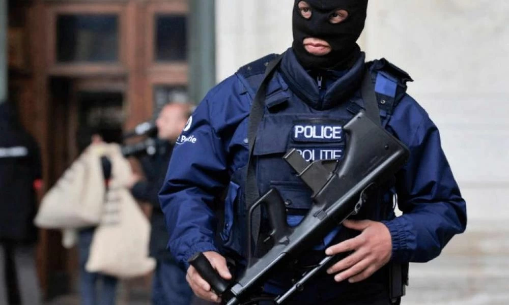 Στα δικαστήρια Πειραιά οι 20 συλληφθέντες για εκβιασμούς - Δύο αστυνομικοί ανάμεσά τους